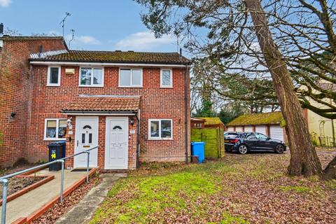 2 bed property, in Creekmoor, £270,000