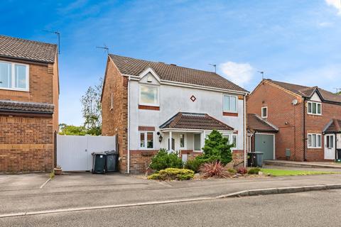 2 bed property, in Lawrence Avenue, £190,000