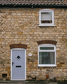 1 bed property, in Rasen Lane, £240,000