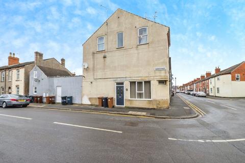 5 bed property, in St. Andrews Street, £145,000
