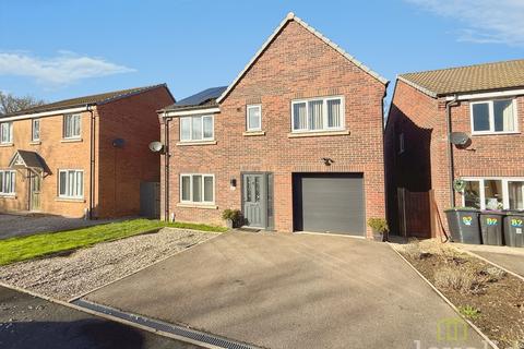 5 bed property, in Furnace Close, £320,000