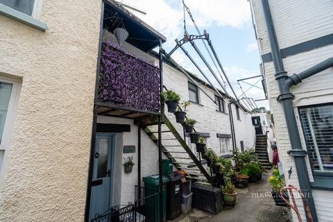 3 bed property, in Bay Street, £200,000