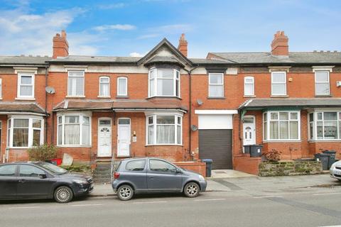 3 bed property, in Warwick Road, £325,000
