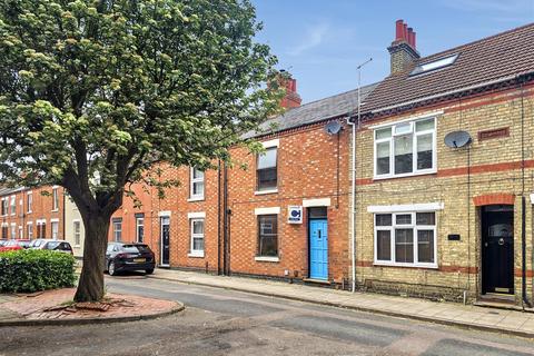 2 bed property, in St. Giles Street, £265,000