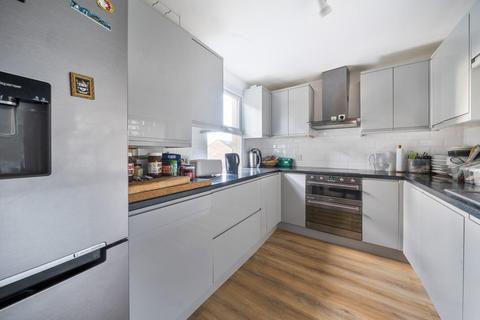 4 bed property, in Ravensbourne Road, £650,000