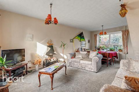3 bed property, in Brayfield Way, £230,000
