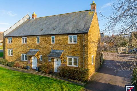 2 bed property, in Canons Ashby Road, £294,000