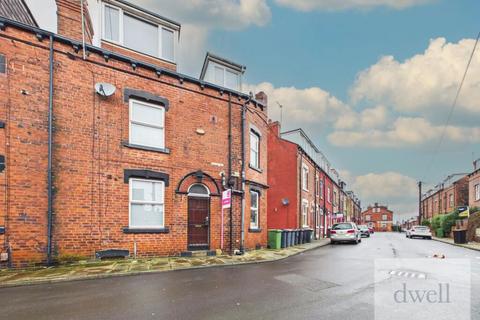 3 bed property, in Whingate Avenue, £130,000