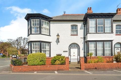 5 bed property, in The Parade, £525,000