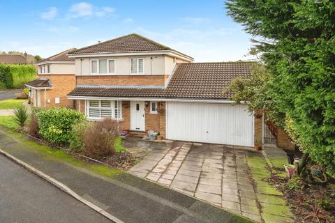 4 bed property, in Parkway, £425,000
