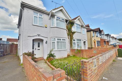 3 bed property, in Lake Avenue, £475,000