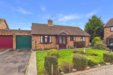 2 bed property, in Park Close, £350,000