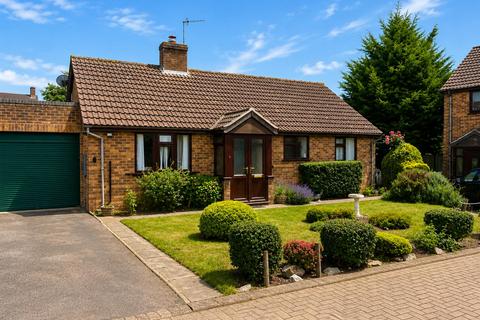 2 bed property, in Park Close, £325,000