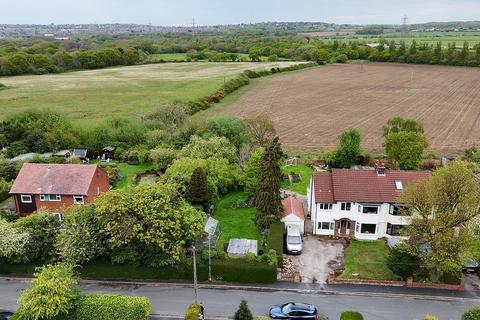 4 bed property, in Private Drive, £225,000