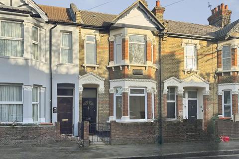 3 bed property, in Wanlip Road, £600,000