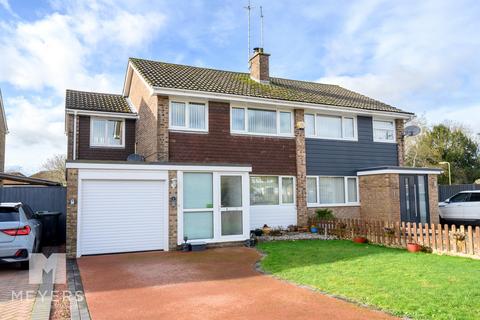 4 bed property, in Cook Close, £400,000