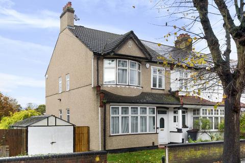 3 bed property, in Palace View, £650,000