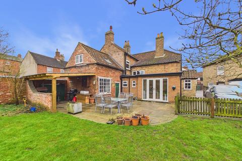 4 bed property, in Lincoln Road, £450,000