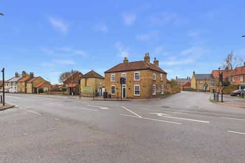 4 bed property, in Lincoln Road, £450,000
