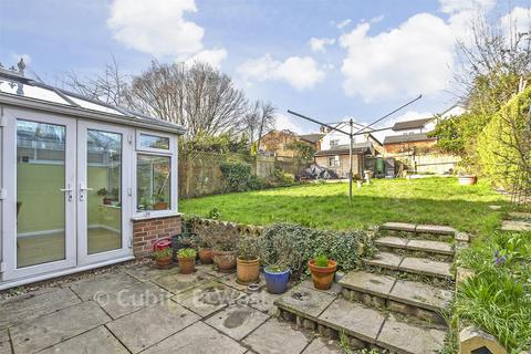 3 bed property, in New Road, £425,000