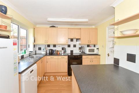 3 bed property, in New Road, £425,000