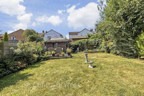 3 bed property, in New Road, £425,000