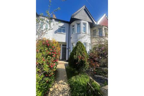 1 bed property, in Victoria Road, £220,000