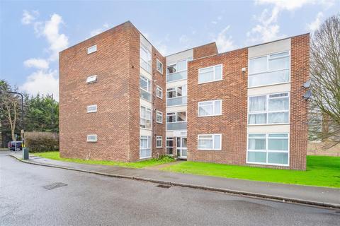 2 bed property, in 7 Azalea Close, £320,000