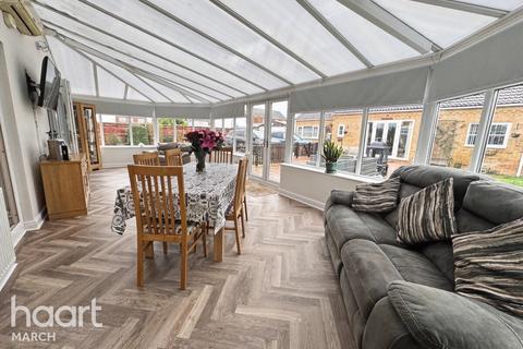 4 bed property, in Charlemont Drive, £600,000