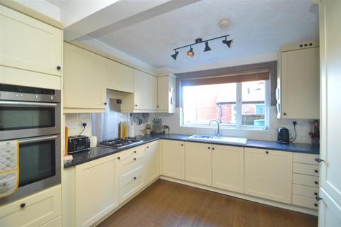 3 bed property, in Queens Road, £345,000