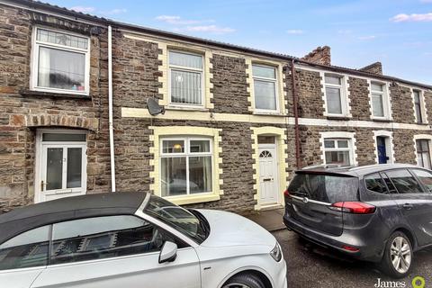 2 bed property, in Wood Road, £160,000