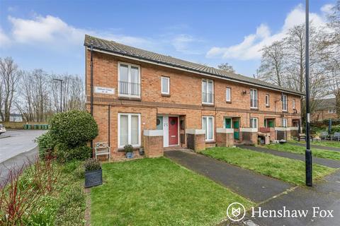 1 bed property, in Odiham Close, £120,000
