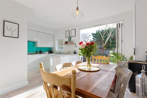 4 bed property, in Phyllis Avenue, £750,000