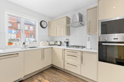 2 bed property, in Hemnall Street, £325,000