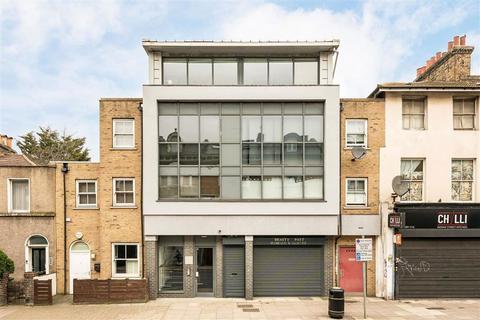 2 bed property, in Lee High Road, £350,000