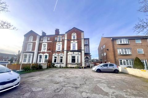 2 bed property, in Queens Road, £110,000