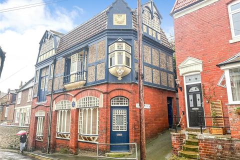 3 bed property, in Cliff Street, £260,000