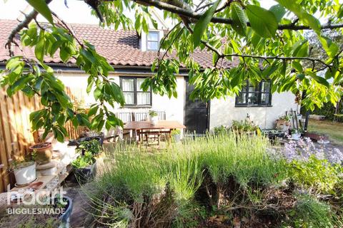 2 bed property, in Pleasant Place, £290,000