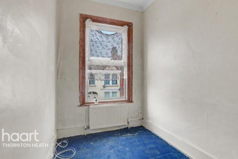 3 bed property, in Mersham Road, £200,000