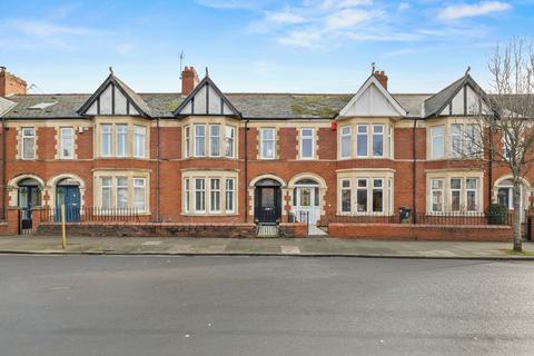 3 bed property, in Minster Road, £450,000