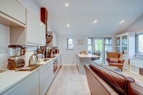 2 bed property, in Hadley Place, £180,000