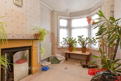 3 bed property, in Luton Road, £270,000