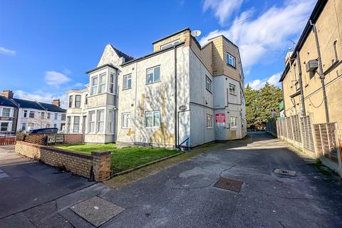 1 bed property, in Lancaster Gardens, £110,000
