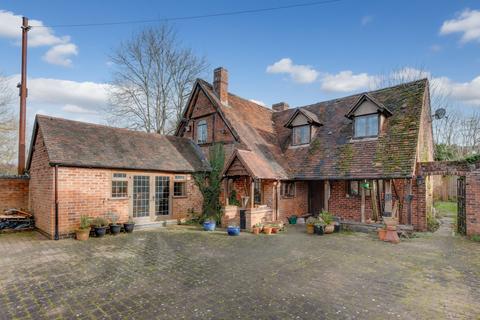 3 bed property, in Droitwich Road, £400,000