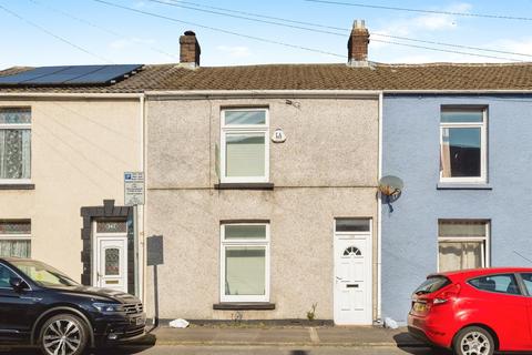 5 bed property, in Western Street, £180,000