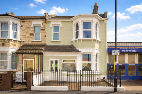 3 bed property, in Rectory Road, £450,000