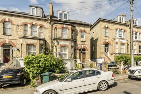 3 bed property, in Second Avenue, £325,000