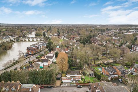 5 bed property, in Ray Park Road, £1,295,000