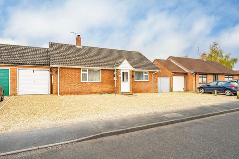 2 bed property, in Claxtons Close, £240,000
