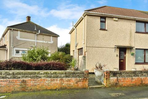 3 bed property, in Pier Close, £165,000
